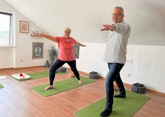 Karin Ludwig mit Bürgermeister Jochen Kuttler im Yogastudio in Wadern