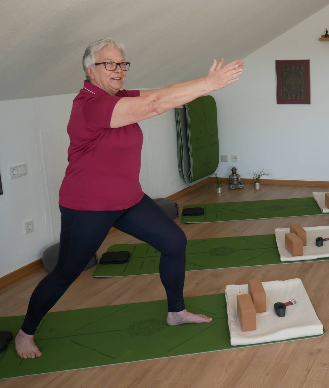 Karin Ludwig in einer Hatha-Haltung im eigenen Studio in Wadern