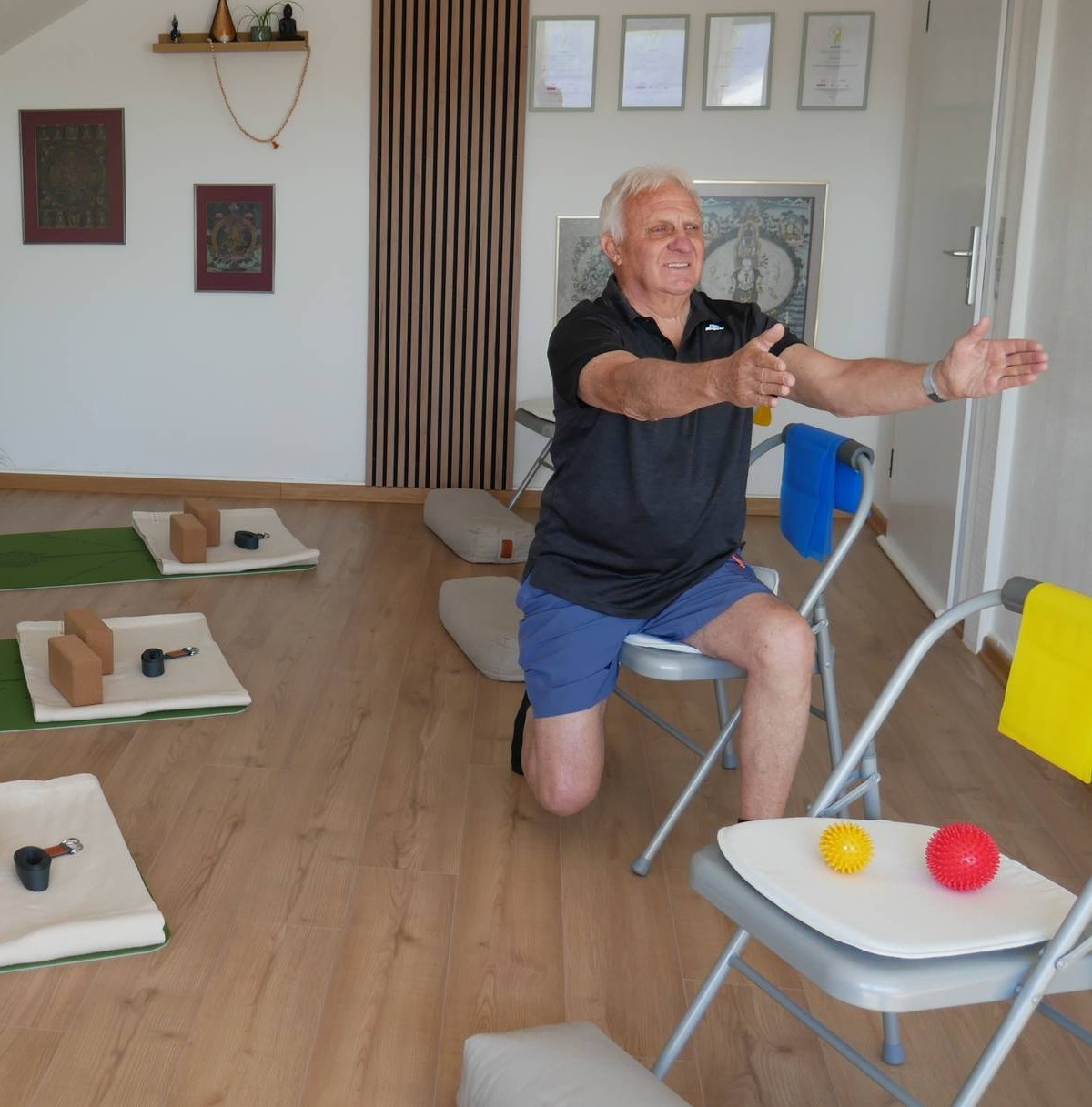 Stuhl und Matten im Yogastudio Balance & Energie, Wadern
